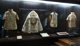 Explora la majestuosidad histórica en la Catedral de Santiago con sus tesoros textiles, desde sedas medievales hasta el épico Gallardete de la Batalla de Lepanto.