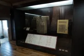 Vitrina con los textiles más antiguos expuestos en el Museo de la Catedral, como los Panni Tartarici, entre otros.
