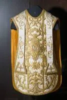 Casulla y estola que forma parte del terno de don Pedro de Acuña y Malvar. Seda y oro, finales del XVIII-principios del XIX.