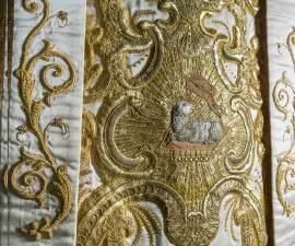 Casulla que forma parte del terno de don Pedro de Acuña y Malvar. Seda y oro, finales del XVIII-principios del XIX.