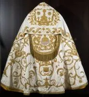 Capa pluvial que forma parte del terno de don Pedro de Acuña y Malvar. Seda y oro, finales del XVIII-principios del XIX.