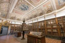 Descubre tesoros del pasado en la Biblioteca y Sala Capitular de la Catedral de Santiago: tapices flamencos, arte sacro y el legado de Juan Pablo II. 