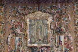 Tras la mesa presidencial en la sala capitular, un cuadro de la Virgen de Guadalupe  del pintor mexicano 