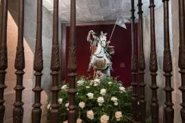 Explora la mágica Capilla de Santiago Caballero en la Catedral de Santiago, donde la estatua ecuestre del apóstol cuenta la épica victoria en la Batalla de Clavijo. ¡Una joya histórica de devoción y misterio! 