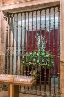 La reja se hizo con fragmentos de la que en el XVI cerraba la capilla mayor y el coro, de Guillén de Bourse y Pedro Flamenco