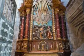 Descubre la misteriosa Capilla de Alba en la Catedral de Santiago, un tesoro con retablo rococó y secretos de la familia Rivero de Aguilar.