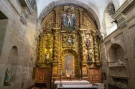 Descubre la mágica Capilla de San Andrés en la Catedral de Santiago, testigo de transformaciones y tesoros artísticos desde el siglo XII.