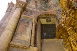 Capilla de San Pedro. Las pinturas murales renacentistas cubren tanto los muros como la bóveda.