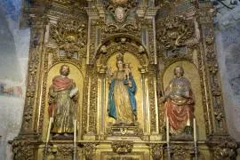 Detalle del primer cuerpo del retablo con la Virgen de la Azucena entre dos santos.