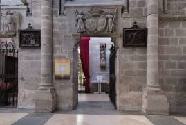 Entrada a la capilla de la Comunión desde la nave lateral norte, en el lugar que ocupó la gótica de Don Lope de Mendoza