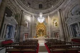 Descubre la intrigante transformación de la Capilla de la Comunión en la Catedral de Santiago: de la decadencia gótica a la majestuosidad neoclásica en un viaje arquitectónico único