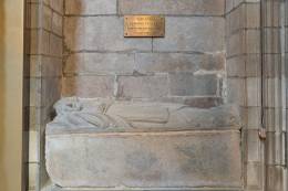 Sepulcro de Alfonso IX, gótico. Fue el promotor de la consagración de la catedral en 1211, y murió en 1230.