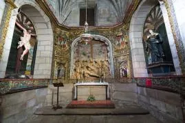 Descubre la mágica Capilla de Mondragón en la Catedral de Santiago, donde arte y devoción se entrelazan en un retablo de barro cocido del siglo XVI. 