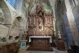 Descubre la misteriosa Capilla de Nuestra Señora la Blanca en la Catedral de Santiago: gótico, sepulcros intrigantes y un retablo neogótico único. 