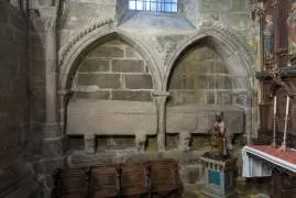 Detalle de los sepulcros sobre animales y bajo arcos apuntados en el muro norte de la capilla