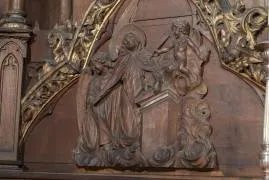  Detalle de uno de los relieves de temática mariana y de la vida de Jesús en el retablo.