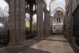 Descubre la fascinante transformación de la Capilla de San Antonio en la Catedral de Santiago, desde su origen románico hasta el impresionante retablo de Manuel de Lens. 