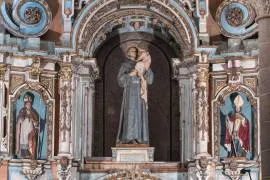 Capilla de San Antonio. Detalle del primer cuerpo del retablo, con la imagen titular de San Antonio.