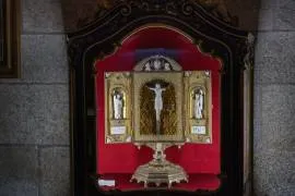 Tríptico de la Pasión, del Cardenal Quiroga Palacios. En la misma vitrina se custodia su capelo cardenalicio