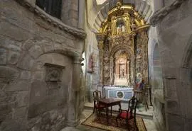 Descubre la fascinante transformación barroca de la Capilla de San Juan en la Catedral de Santiago. ¡Historia, arte y misterio en cada rincón! 