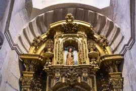 Capilla de San Juan. Remate del retablo bajo una forma de venera, y talla de San Juan.