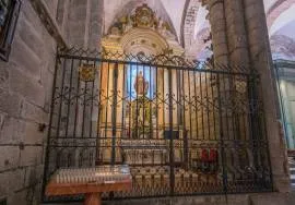 Descubre la mágica Capilla de Santa Catalina en la Catedral de Santiago: entierros reales, esculturas góticas y secretos que perduran desde el siglo XVI.