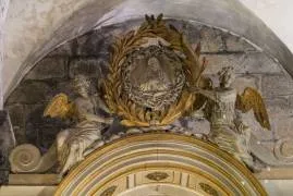 Detalle del coronamiento del retablo neoclásico de finales del XVIII de la capilla.