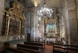 Vista general de la capilla del Cristo de Burgos hacia uno de los retablos laterales. Al fondo, el Cristo.