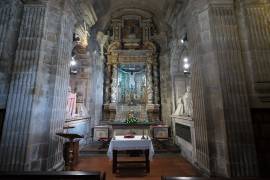 Descubre la sublime Capilla del Cristo en la Catedral de Santiago: sepulcros con maestría, esculturas orantes y retablos barrocos que cautivan el alma.