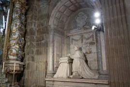 Sepulcro del Cardenal García Cuesta (1873) en la Capilla del Cristo de Burgos 