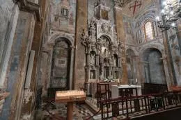 El remate del retablo enmarca un lienzo de Juan Antonio García de Bouzas