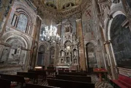 Descubre la asombrosa Capilla del Pilar en la Catedral de Santiago: un tesoro barroco con historia, arte y misterio que cautiva los sentidos. 