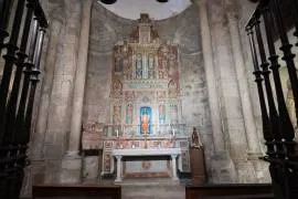 Descubre la mística Capilla del Salvador en la Catedral de Santiago, testigo de historia y arte, donde peregrinos recibían la "Compostela". 