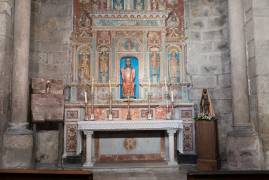 Capilla del Salvador. Detalle de su fondo, con el retablo centrado renacentista y la imagen gótica titular.