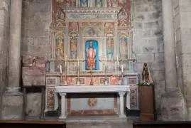 Capilla del Salvador. Detalle de su fondo, con el retablo centrado renacentista y la imagen gótica titular.