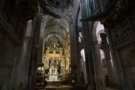 La capilla mayor barroca vista bajo los tubos de los órganos barrocos"
