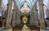 Descubre la Capilla Mayor de la Catedral de Santiago, donde historia y arquitectura se entrelazan en un viaje desde lo románico hasta lo neoclásico. 