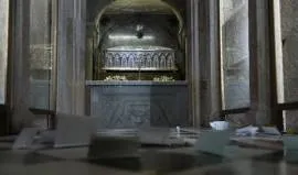 Explora la mágica Cripta Apostólica en la Catedral de Santiago, donde la historia cobra vida y los peregrinos buscan la inmortalidad entre reliquias sagradas. 