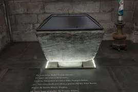 Pila Bautismal. En mármol, con tapa posterior, se data en el sigloIX. 