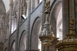 El botafumeiro colgando en el centro del crucero de la catedral