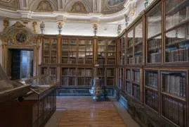El Botafumeiro, cuando no cuelga en el centro del crucero de la catedral, se expone en la Biblioteca.