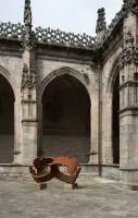 Una escultura contemporánea de acero corten conmemora el 800 aniversario de la consagración .