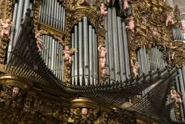 Descubre la fascinante historia de los órganos de la Catedral de Santiago, fusionando arte barroco, música celestial y tecnología moderna.