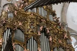 Detalle de la decoración barroca de los retablos de los órganos