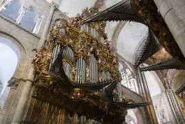 Retablo barroco del órgano en el lado norte.