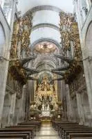 Aspecto de los dos retablos barrocos de los órganos con sus tubos hacia la nave central
