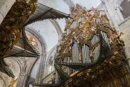 Retablo barroco del órgano en el lado sur