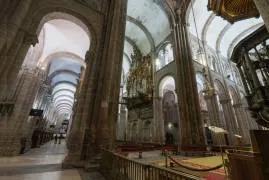 Vista del retablo barroco de los órganos desde la cabecera de la catedral