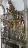 Desde la tribuna se admiran de más cerca y en su totalidad los retablos barrocos del órgano