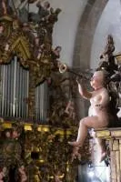 Los órganos. Detalle de un ángel músico tocando la trompa